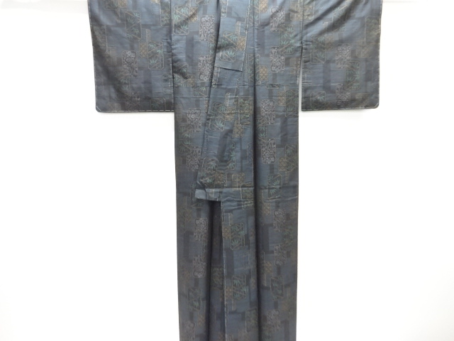  未使用品　色紙に松竹梅模様織り出し本場泥大島紬着物